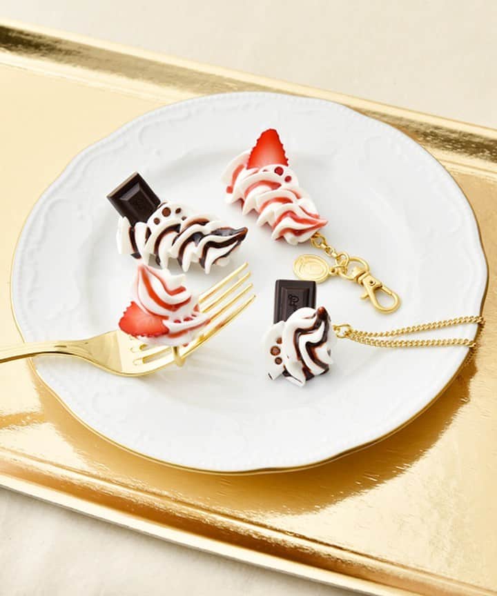 のインスタグラム：「Fresh Cream with sauce collection✨﻿ ﻿ Fresh whipped cream with strawberry & chocolate sauce. 🍓💞🍫 ﻿ Enjoy the accessory like a pop art with beautiful color combination. ﻿ ﻿ Check sweet items from here♪﻿ ﻿ #qpot #sweet #madeinjapan #newcollection #2020ss #strawberry #chocolate #sauce #lovely」