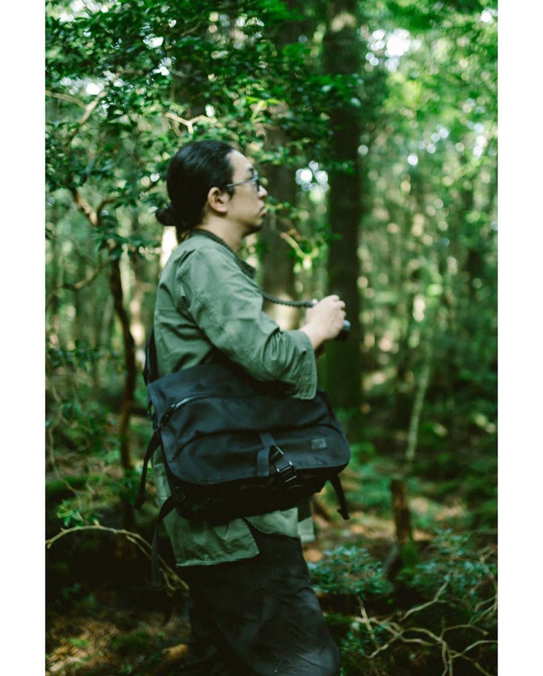 佐藤健寿のインスタグラム：「PORTERと三年がけで開発したバッグ 「URBEX-1」が、本日発売となりました。「日常から秘境まで」をコンセプトに、東京でも普段使いしつつ、軍艦島やアフリカでも実際に使ってフィードバックと開発を繰り返しながら、やっと発売にこぎつけました。  当然、トラベル／カメラバッグとして使うことを前提としていますが、インナーとアウターをわけたり、ベルト調整でサイズを大きく変えられるので、普段使いから、通勤や通学にも多分使えると思います。今後増産する予定はない（凝りすぎて不可能）ので、この機会にぜひ。  ネット販売　COVERCHORD @coverchord  店舗販売　中目黒 ROOTS to BRANCHES @roots_to_branches  こちらに制作秘話的なインタビューも掲載されてるのでご覧ください。（プロフィール、ストーリーからどうぞ）  KIKAI × PORTER 日常から秘境まで - "URBEX-1"ができるまで http://coverchord.com/feature/2020/07/kikai-x-porter-urbex-1/index.html  ROOTS to BRANCHESではバッグの発売を記念して、バッグとあわせて「軽く」写真も展示販売していただいてます。お近くの方はあわせてどうぞ。  http://roots-to-branches.jp/  （おまけとして、バッグ購入の方には先着でポストカードセットが付属します）  追記・こちらの商品は完売しました。」