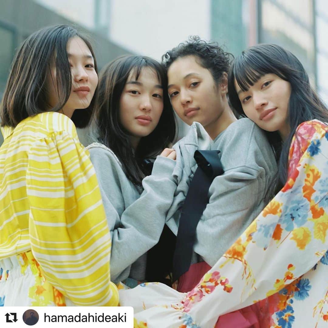 shihori.kathleenのインスタグラム：「. ☔️💐🌷🌼🌐🤝 . Repost 😌@hamadahideaki  for @hanatsubakimag, 2020 English edition #花椿」