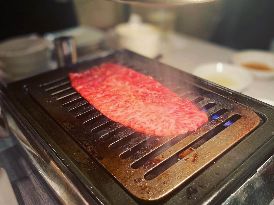 工藤ジェニファー茉侑さんのインスタグラム写真 - (工藤ジェニファー茉侑Instagram)「アウトレットで買った八角形のメガネ気に入ってる🤓💓 うちはメガネとサングラスは夫婦共有😎😎😎 @beams_official   うしごろバンビーナ渋谷店　@ushigoro_shibuya  6500円のコース💸 飲み放題(1800円)があるのは嬉しいけど、油っぽいお肉苦手派としては焼肉はアラカルトがベストだな😂🥩  #ダイエット　#ダイエットメニュー #ダイエット記録　#diet #グルメな人と繋がりたい  #居酒屋　#居酒屋ごはん　#ヤキトリ　#お酒好きな人と繋がりたい #お酒好き女子 #ビール　#ビール女子 #ビール好きな人と繋がりたい #渋谷グルメ #池尻大橋グルメ #お洒落さんと繋がりたい #お洒落な人と繋がりたい　#料理好きな人と繋がりたい　#beer #グルメ好きと繋がりたい #渋谷　#渋谷グルメ #焼肉　#焼肉好きな人と繋がりたい #焼肉　#ホルモン　#ホルモン好き　#メガネ女子 #beams #眼鏡女子 #メガネコーデ #うしごろバンビーナ」7月22日 16時22分 - jennifermayu_s
