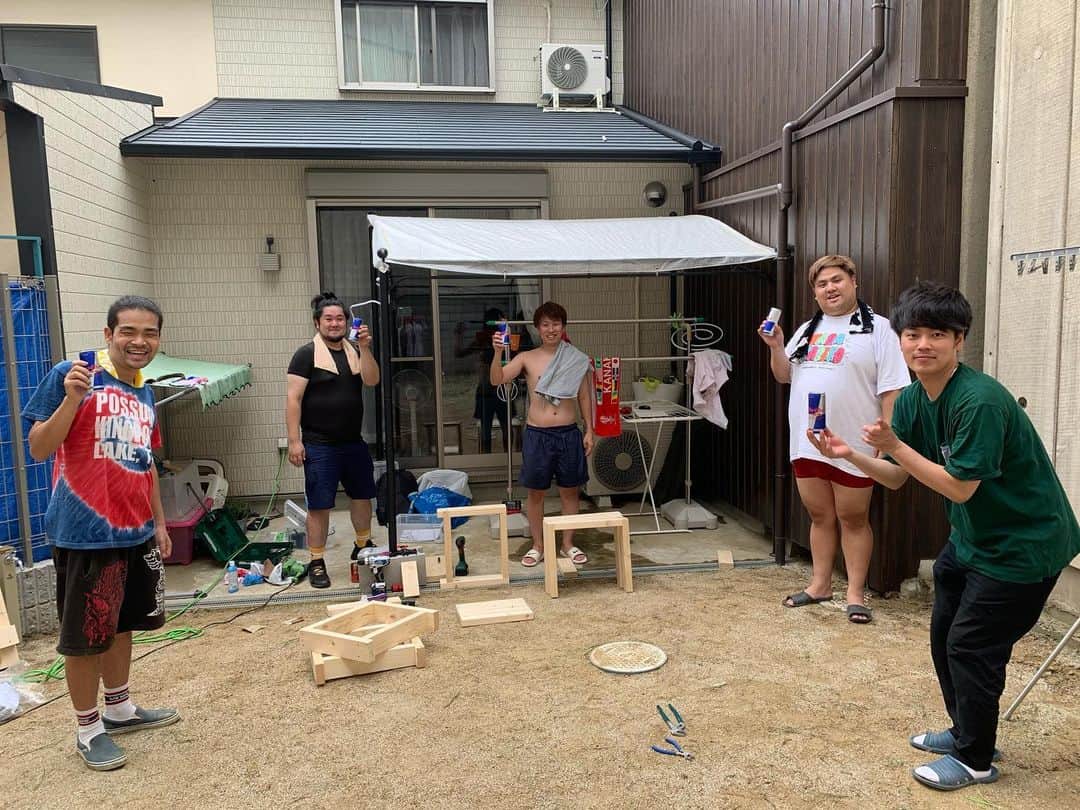 池田真一のインスタグラム：「しんこだ工務店！ ソーシャルディスタンスでDIYしております！ テーブルとイスを作ってもらってます！ 完成お楽しみにー！」