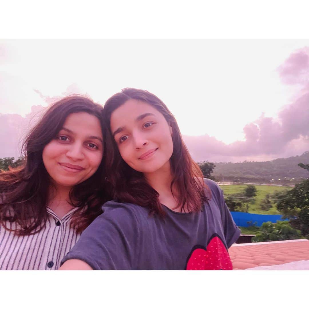 のインスタグラム：「pink sunset and a cool breeze  thoroughly enjoyed by two sweet peas 👭」