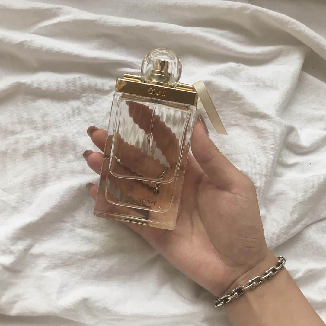 高木由梨奈さんのインスタグラム写真 - (高木由梨奈Instagram)「普段使ってる香水🌼﻿ ﻿ 甘すぎなくてお気に入り😌💕﻿ グアムの免税店で購入しました🇬🇺 ﻿ #chloe  #perfume﻿ #香水」7月22日 16時35分 - yurina_takagi