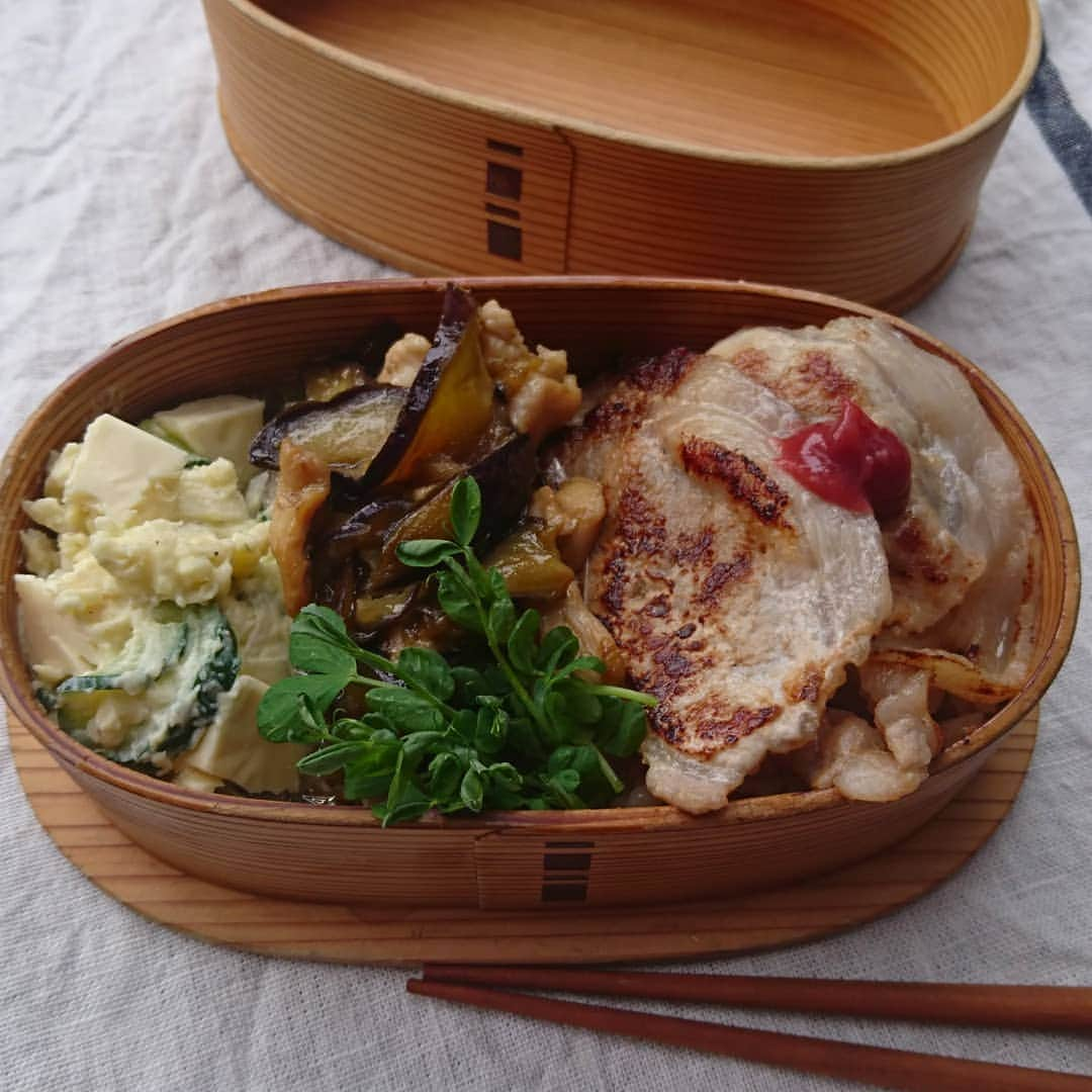 aomojiさんのインスタグラム写真 - (aomojiInstagram)「今日のお弁当  塩麹漬け焼肉梅肉ソースのせ弁当 茄子と鶏胸肉細切りのピリ辛炒め ゴロゴロチーズ入りポテトサラダ 発芽玄米入りご飯  2020*7*22 ☁️⛅  #お弁当#大人弁当 #和弁当#わっぱ弁当#サラメシ弁当#男子弁当#旦那弁当 #日々の暮らし #obento#lunchbox #foodstagram #foodvsco #Japaneseobento #家庭料理 #cookingram #onthetable #life#everyday #aomojibento」7月22日 16時39分 - aomoji