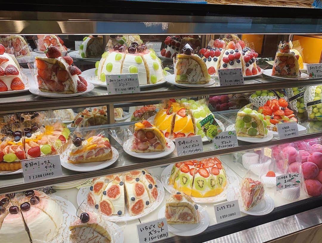 唯一無二の絶品グルメさんのインスタグラム写真 - (唯一無二の絶品グルメInstagram)「【果実園リーベル】﻿ @東京：池袋駅から徒歩7分﻿ ﻿ 高級ブドウ「瀬戸ジャイアンツ」を埋め込んだケーキを食べられるお店﻿ ﻿ 一粒一粒が大きく糖度が高いため甘味抜群！酸味控えめなところも特徴の一つ。﻿ ﻿ シャキシャキ食感のブドウはかじった瞬間にジュワッと果汁溢れるジューシーな仕上がりです！﻿ ﻿ ボリューム満点で堪能したい人にオススメ！﻿ ﻿ 瀬戸ジャイアンツズコットは2000円。﻿ 他にも色とりどりのケーキが勢ぞろいです！﻿ ﻿ コロナ対策﻿ ※入口扉を開けて換気﻿ ※入口に除菌液設置﻿ ﻿ 📍東京都豊島区東池袋1-19-1 Brilla HALL﻿ ﻿ #池袋カフェ #池袋ランチ  #ケーキ屋さん #ブドウ  #ikebukuro #tokyogourmet」7月22日 16時40分 - muni_gurume_japan