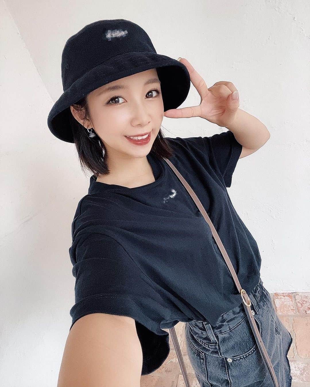 MIYUのインスタグラム：「﻿ ﻿ 今日も暑いですね☀️﻿ ﻿ しっかり水分補給とってくださいね☺︎︎﻿ ﻿ ﻿ ﻿ ⋆٭⋆⚾︎- - - - - - - - - - - - - - - - -⚾︎⋆٭⋆﻿ ﻿ ﻿ ﻿ ﻿ 📸：お気に入りのコーディネート♩﻿ Tシャツにスカート。﻿ そしてスニーカー👟(写ってない。笑)﻿ また全身コーデも載せます☺️☺️﻿ ﻿ ﻿ ﻿ ﻿ ﻿ ⋆٭⋆⚾︎- - - - - - - - - - - - - - - - -⚾︎⋆٭⋆﻿ ﻿ ﻿ ﻿ ﻿ あ、皆様にすごく個人的なお知らせ📢﻿ 最近、コーヒーが飲めるようになりました！﻿ (ブラックは無理です。。)﻿ ﻿ ﻿ 苦すぎないおすすめのコーヒーがあれば﻿ 教えてください〜〜∠(　˙-˙ )／♥️﻿ ﻿ ﻿ ﻿ ﻿ ﻿ ﻿ ⋆٭⋆⚾︎- - - - - - - - - - - - - - - - -⚾︎⋆٭⋆﻿ ﻿ ﻿ ﻿ ﻿ 本日、18:00〜﻿ PLAY  BALL⚾️🔥﻿ vs東北楽天ゴールデンイーグルス﻿ ﻿ ﻿ 予告先発は鈴木優投手です！﻿ ﻿ ﻿ 連勝できるように﻿ 一緒にバファローズと闘いましょう✨﻿ ﻿ ﻿ ﻿ ﻿ ﻿ ﻿ ﻿ ﻿ ﻿ ﻿ #オリックス #Bs2020 #BsGirls #オリ姫﻿ #野球 #プロ野球 #オリックスバファローズ #超革新系﻿ #野球女子　#野球好き　#野球好きな人と繋がりたい﻿ #Tシャツコーデ #スカートコーデ　#バケットハット﻿ #夏コーデ #スポーティー　#ショートヘア #ワンレンボブ﻿ #baseball #ORIX #Buffaloes #BINNOVATION﻿ #MIYU #miyu_337  #🐼 ﻿ ﻿ ﻿」