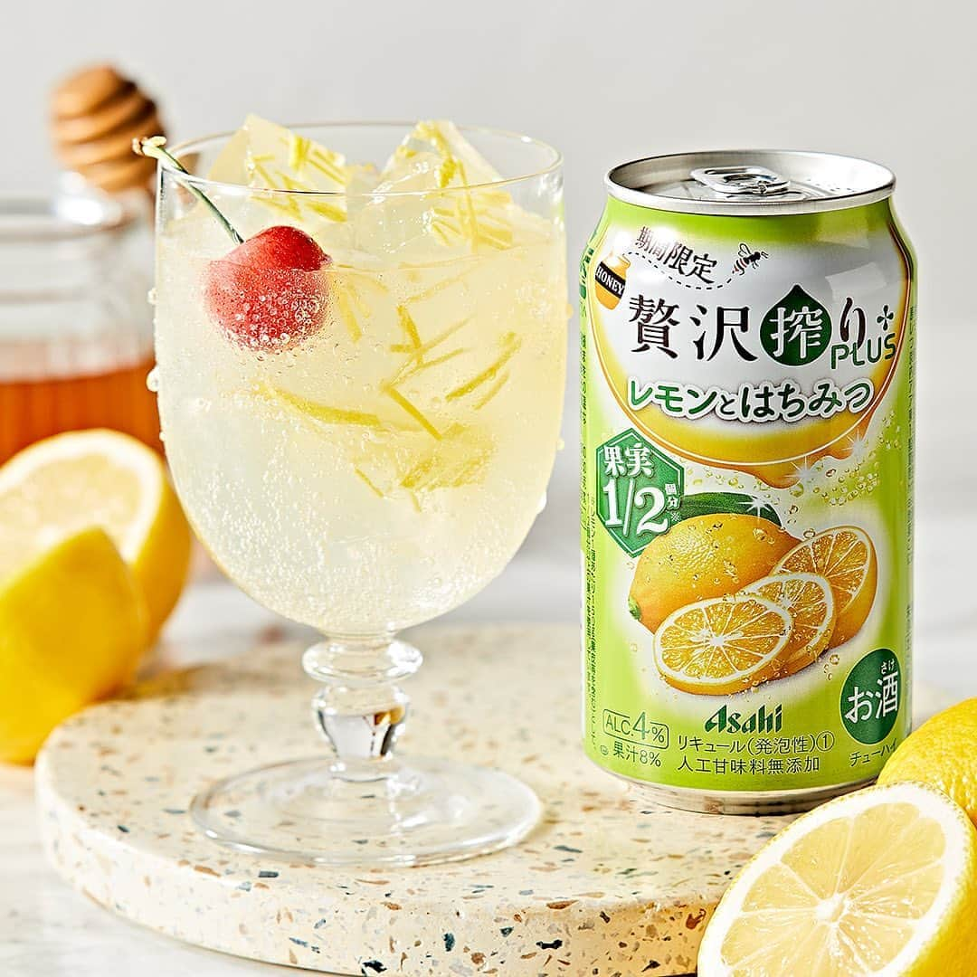 アサヒビールさんのインスタグラム写真 - (アサヒビールInstagram)「【つるんと食感🍋レモンとはちみつのゼリーポンチ🍋】﻿ ﻿ 昨日、7月21日に発売した「贅沢搾りプラス レモンとはちみつ」をアレンジした甘酸っぱい味わいのゼリーと、しゅわしゅわなサイダーを合わせたゼリーポンチ🍹﻿ お家で作ってみたい！と思ったらいいね♥️してね👍﻿ ﻿ レモンの皮をトッピングすると、程良い苦みが加わりさっぱりした味わいに✨﻿ 夏のデザートにぴったりです🌻﻿ ﻿ 作ってみたら #アサヒで乾杯 をつけて投稿してね🍻﻿ ﻿ ■■■───────﻿ ﻿ ◆材料（1人分）🍽﻿ ・ゼラチン：5g﻿ ・水：大さじ2﻿ ・贅沢搾りプラス レモンとはちみつ：1缶﻿ ・サイダー：適量﻿ ・レモンの皮：適量﻿ ・さくらんぼ：お好みで﻿ ﻿ ◆作り方🍽﻿ ①大き目の耐熱容器にゼラチンを入れ、ふやかす﻿ ﻿ ②“①”をレンジで30～40秒加熱し、液状になるまで溶かす﻿ ﻿ ③液状になったら、ゆっくり混ぜながら「贅沢搾りプラス レモンとはちみつ」を注ぐ﻿ ﻿ ④容器に入れ、冷蔵庫で固める。固まったら、サイコロ状に切る﻿ ﻿ ⑤グラスに“④”を入れてサイダーを注ぎ、レモンの皮の細切りとさくらんぼを飾る﻿ ﻿ ───────■■■﻿ ﻿ #アサヒビール #アサヒ #asahibeer #asahi #贅沢搾り #超贅沢搾り #まるかじりチューハイ #まるかじり #チューハイ #酎ハイ #フルーツ酎ハイ #缶酎ハイ #アサヒの酎ハイ #chuhai #サワー #果実酒 #飲み方アレンジ #アサヒ贅沢搾りプラスレモンとはちみつ #はちみつレモン #レモン #ゼリーポンチ #おうちデザート #ゼリー #宅飲み #おうち時間 #デザートレシピ #簡単レシピ #お家カクテル #🍻」7月22日 17時00分 - asahibeer_jp