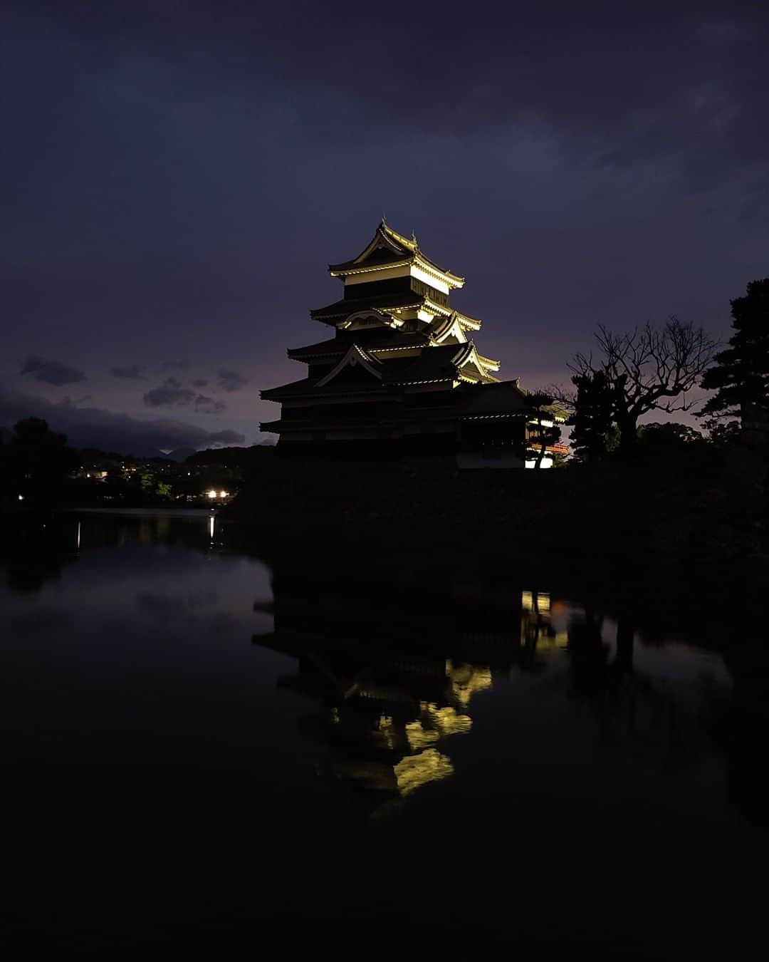 Galaxy Mobile Japanさんのインスタグラム写真 - (Galaxy Mobile JapanInstagram)「2枚目もチェック🙋‍♀️ #GalaxyS20 5G の「ナイトモード」で、夜の松本城を撮影しました🏯1枚目がナイトモードON、2枚目がOFFです！皆さんはどっちが好きですか？ 明るくくっきり写したいときはナイトモードを使って…暗めに雰囲気を出して撮りたい時はあえてナイトモードを使わないで…なんて使い分けも楽しいですね✨皆さんもぜひ試してみてくださいね😍 📸#GalaxyS20 5G #withGalaxy Photo by @hiro_510 ・ ・ ・ #Galaxy5G #ギャラクシーS20 #ギャラクシー #長野 #長野県 #松本城 #国宝 #城 #🏯 #城巡り #誰かに見せたい風景 #誰かに見せたい景色 #夜景🌃 #夜景写真 #リフレクション #スマホカメラ #スマホ写真 #スマホ撮影 #スマホ撮り #スマホ越しの私の世界 #nagano #matsumotocastle #Galaxyカメラ部」7月22日 17時00分 - samsungjpn