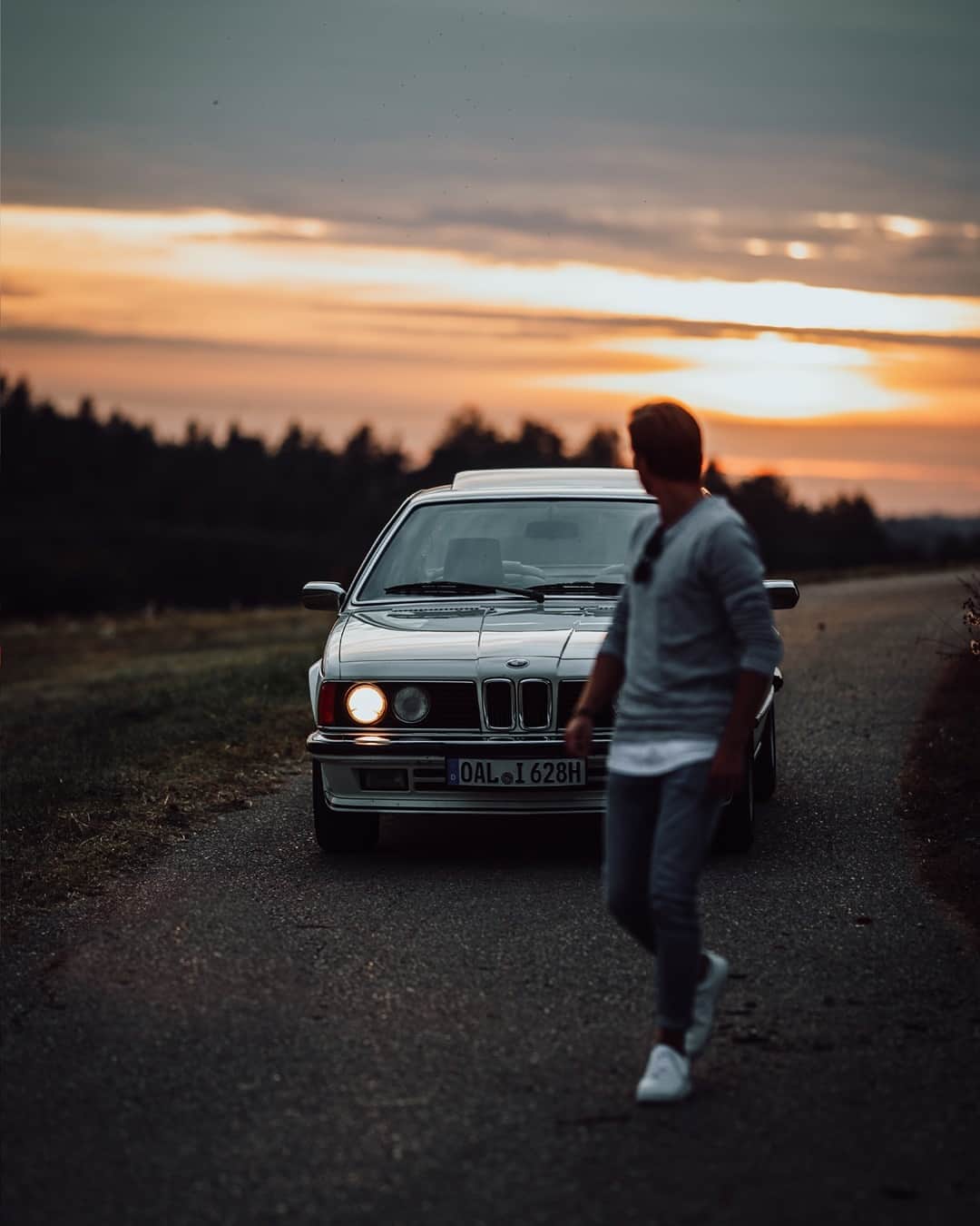 BMWのインスタグラム：「The future has roots in the past. The first generation of the BMW 6 Series. #BMW #6Series #BMWrepost @jonasvuic @bmwjogge」