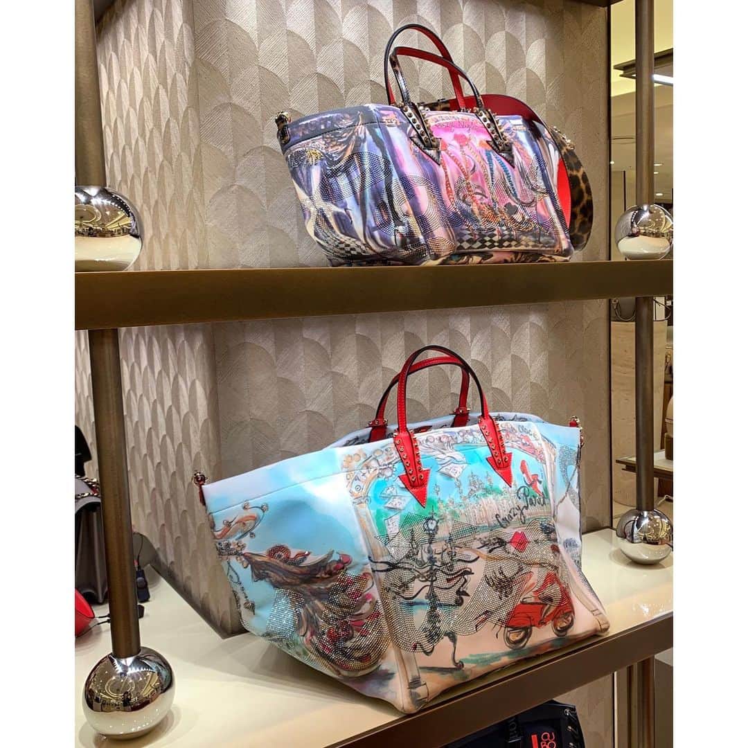 のインスタグラム：「Christian Louboutin Cabaraparis  NEW ARRIAVAL At 1F Bag Gallery ,4F Shoes Gallery #Hankyu #HANKYUMODE #umedahankyu #阪急うめだ本店 #うめだ阪急 #阪急百貨店 #osaka #umeda #mode #Christianlouboutin  #Cabaraparis #クリスチャンルブタン #ルブタン #ルブタンバッグ #カバラパリ #新作バッグ #バッグ」