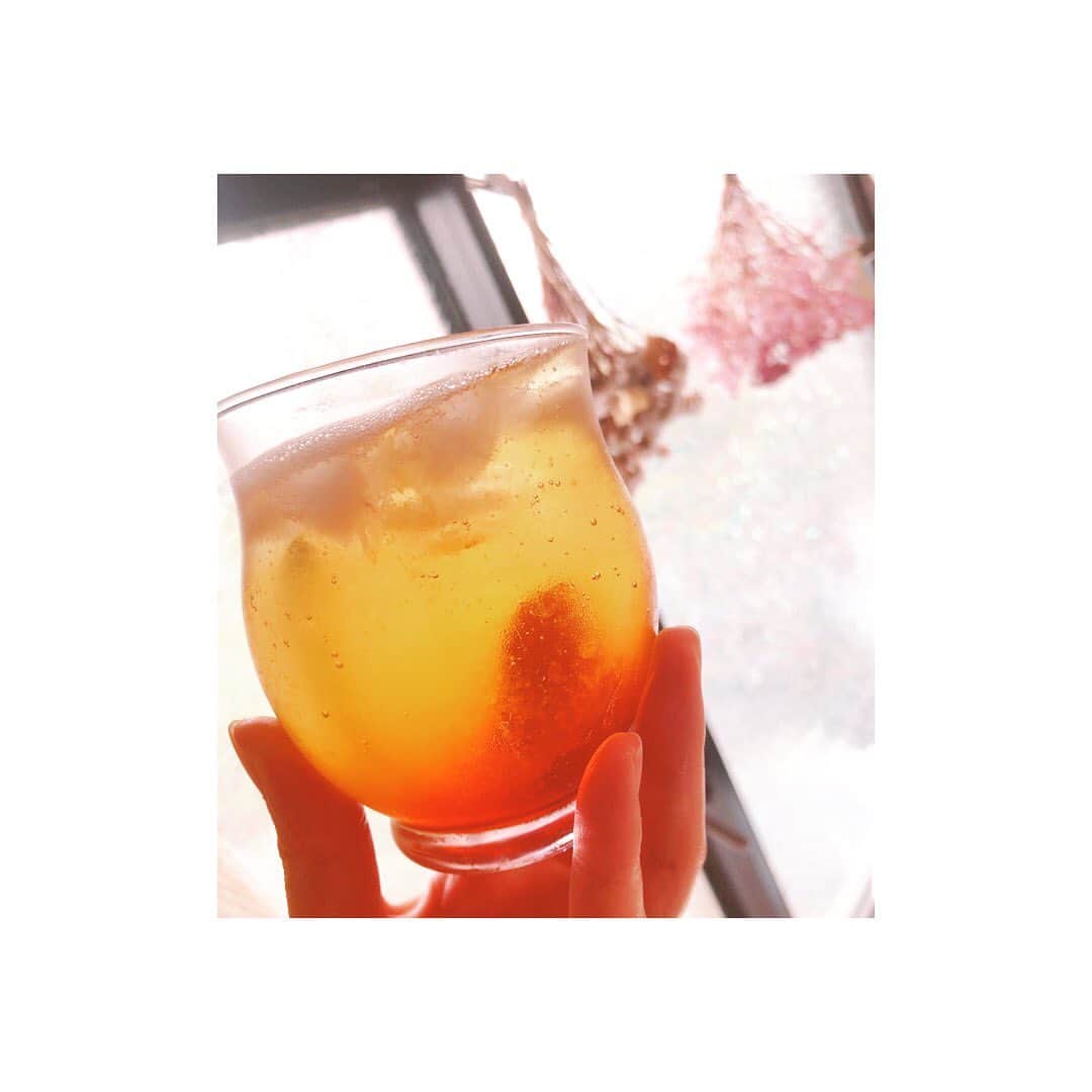 小森真理子さんのインスタグラム写真 - (小森真理子Instagram)「じめじめ蒸し暑い日の息抜きには レモンを効かせたティーソーダが最高」7月22日 17時02分 - mariko_hiki_komori
