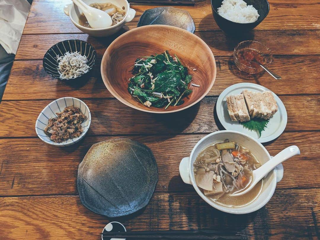 藤田敦子のインスタグラム：「ㅤㅤㅤ 【#blendakitchen 】 Dinner. ㅤㅤㅤ ✔︎具沢山スープ ✔︎さんまのなめろう ✔︎豆腐の味噌漬け ✔︎葉野菜と自家製ツナのサラダ ✔︎しらす ✔︎いくら ㅤㅤㅤ 具沢山スープはいつも作り置き。 今回のは、玉ねぎ、かぶ、にんじん、 セロリ、はとむぎ、まいたけ、えのき 赤レンズ豆、ムング豆入り。 @mother_inc のベジストックが またまたいい仕事してる。 わたしの主食です。 ㅤㅤㅤ とるに足らないご飯なので最近 写真も撮ってなかったなぁ。」