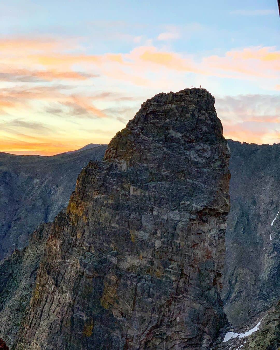 トミー・コールドウェルのインスタグラム：「I guess my wish for a character-building experience paid off.  From a runner’s perspective we made some rookie mistakes. We missed our pre night support drop off and therefore ended up climbing through the night in our short shorts and howling winds at 13000 feet, phone jammed under my hat as a flashlight. Calorie deprived until our Hero @adam_stack rescued us with food and headlamps.  By mid-morning I was throwing up. @alexhonnold of course was steady and high spirited as always. We completed what I’m calling the Continental Divide Ultimate Link, (CDUL, pronounced cuddle for how we warmed up in the middle of the night) after 36.5 hours. 17 mountains, 11 classic climbing routes, 35 miles and about 20k of vertical gain.  Thanks, Adam, for helping dream this idea up, and for the incredible support, and the fun photos. Thanks, @maurybirdwell , for the resupply and uplifting conversation at the beginning and end. Thanks to @beccajcaldwell and @sannimccandless for skinny dipping in the lake below as we descended the last mountain therefore motivating us to quicken our pace.  And of course Alex always deserves a hearty thanks for dragging this aging dad on some awesome adventures.」