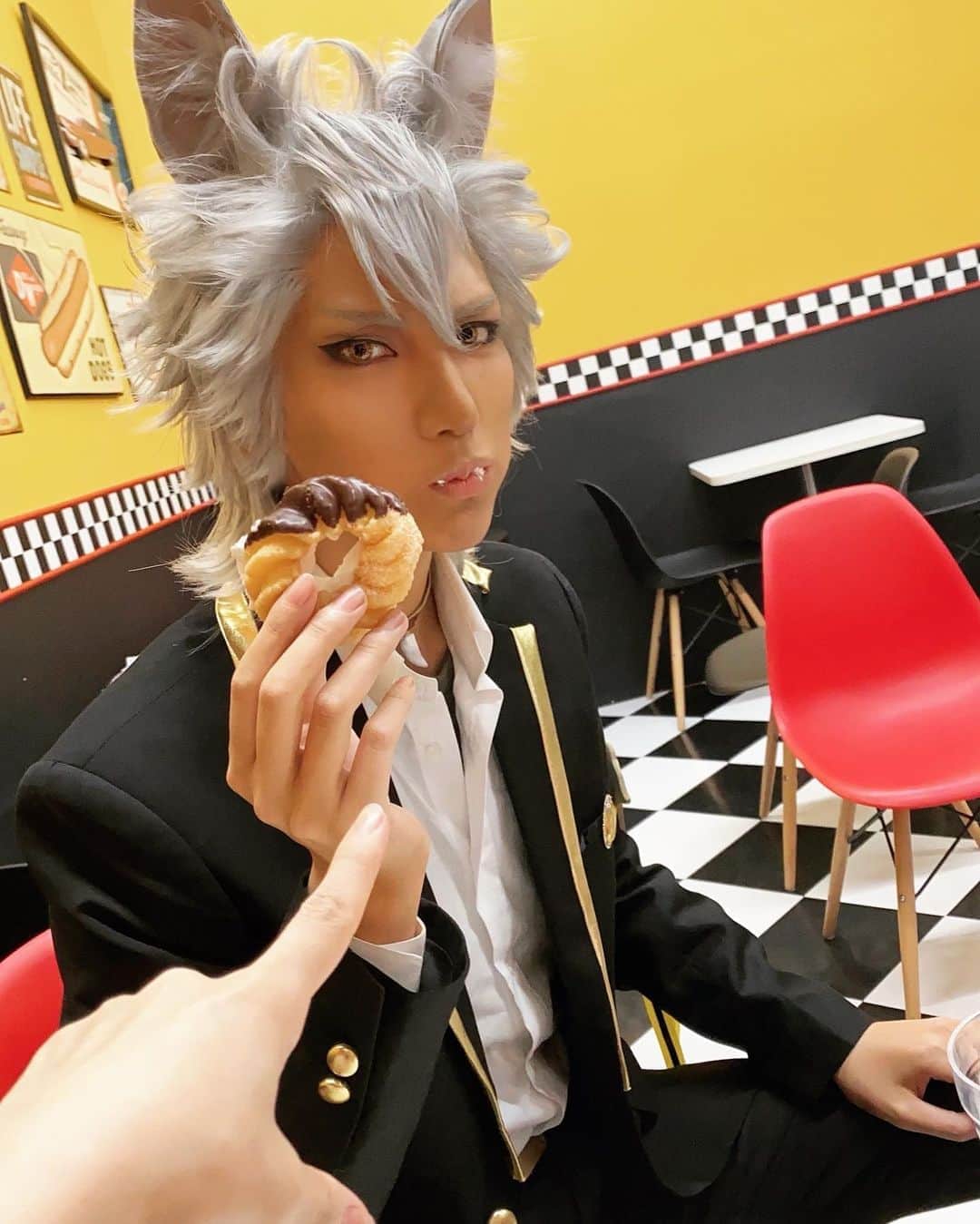 のインスタグラム：「ラギー先輩がドーナツくれた☺️ 🐆「ほら〜クリームついてるッスよ〜」 恥ずかしジャックくん🐺  #ツイステッドワンダーランド  #サバナクロー寮  #ジャックハウル   #wig #wigs #wigstyling  #モデル #model  #コスプレイヤー #cosplay #cosplayer #otaku #japan #Japanesegirl  #角色扮演 #角色扮演者  #男装」