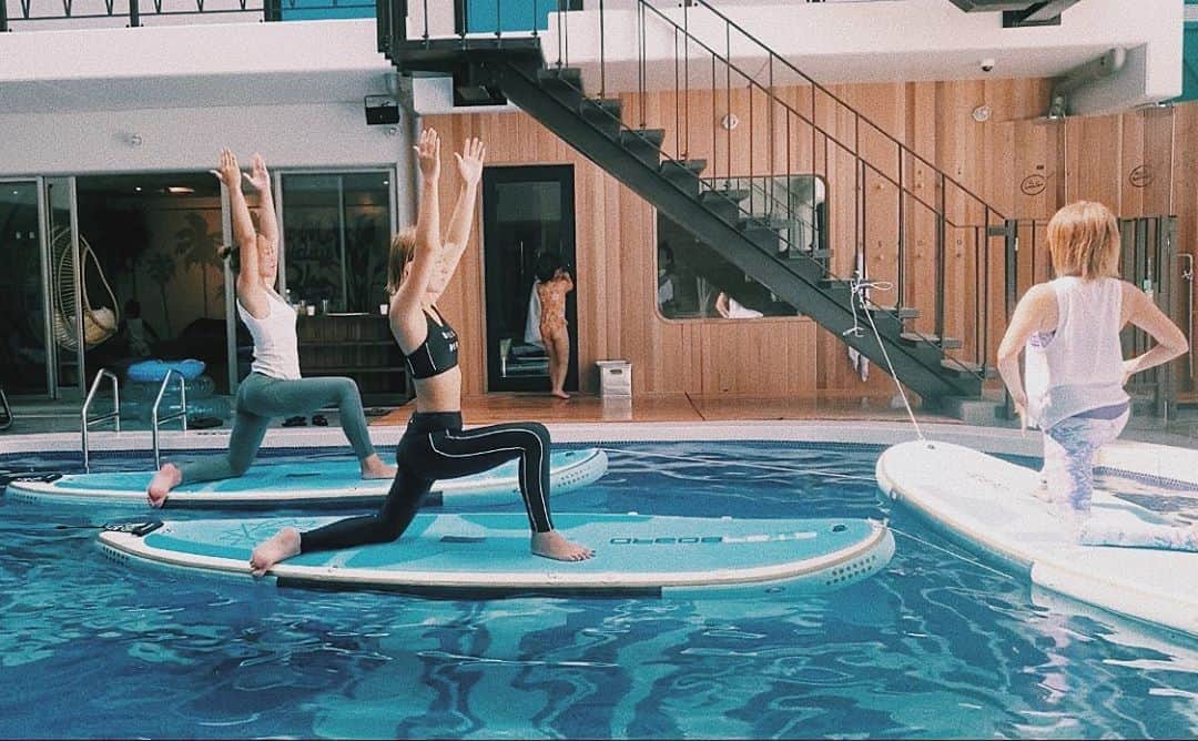 国枝洋子のインスタグラム：「@8hotel_chigasaki でsupヨガに参加🐬  supヨガは初めてだったんだけどそんなにキツくもなく、気持ちよく終わったなー♡ と余裕ぶってたらしっかり全身筋肉痛になりました😂 やっぱり気づかないところでかなり体幹使ってるみたい。  朝からヨガ→プール→サウナの最高なルーティン☺️  ありがとうございました❤️  #sup #supヨガ #茅ヶ崎  #8hotel」