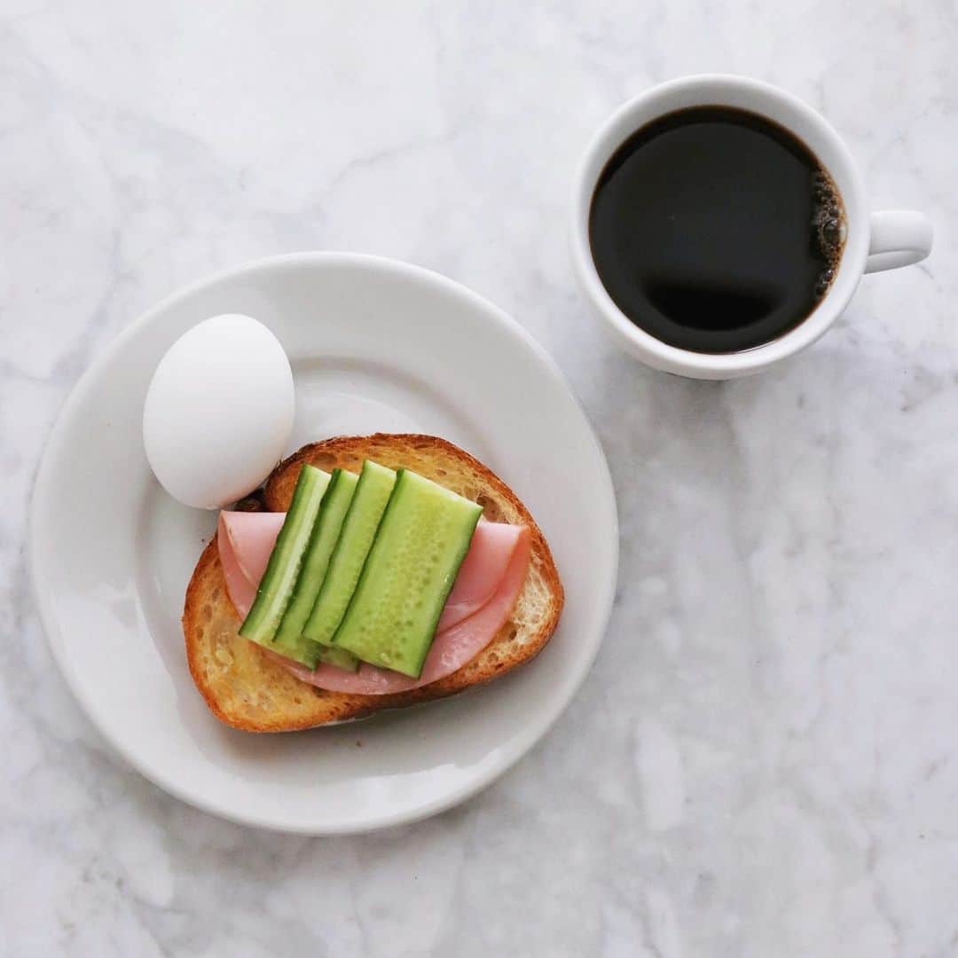 樋口正樹さんのインスタグラム写真 - (樋口正樹Instagram)「Today's breakfast . 今朝はハムトースト、 固茹でのゆでたまご、 濃いホットコーヒー。 . . #モーニング #モーニングセット #ハムトースト #トースト #ゆで卵 #ホットコーヒー #breakfast」7月22日 8時20分 - higuccini