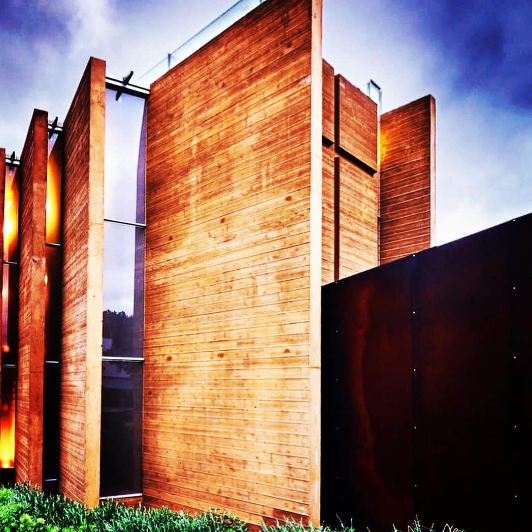 カリフォルニアスタイルさんのインスタグラム写真 - (カリフォルニアスタイルInstagram)「前衛的空間デザインを創り出すクリエイター集団TECTUREが手掛けたチャーチ。 木材とラスティックなメタルのコンビネーション、光の取り入れ方もバツグンにカッコいい‼️  @tecture @studiomaha #californiastyle #california #sandiego #church #architecture #architect #architecturephotography #photographer #designchurch #カリフォルニアスタイル #カリフォルニア #カリフォルニア生活 #カリフォルニアライフ #教会 #建築 #建築家 #インテリア #ラスティック #古材 #古材リノベーション #ライフスタイル #リモデル #前衛的 #クリエイター #クリエイターズファイル #クリエイターズマーケット #カリフォルニア工務店 #ライフスタイル不動産 #空間デザイナー #空間デザイン」7月22日 8時22分 - cal__style