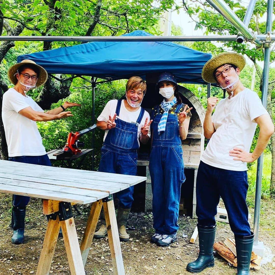 西川忠志さんのインスタグラム写真 - (西川忠志Instagram)「ポン太ビレッジ  土肥ポン太さんの ポン太ビレッジに伺いました😊  eo光チャンネル ゴエと忠志のDEEP関西 8月放送&配信分です！  素敵で広大な農園でした！ 後ろにありますのは ポン太さんご夫妻手作りのピザ窯！ 素晴らしいですよね！  ゴエさんとご一緒に堪能致しました😊 そして癒されました。  写真はポン太さんと 奥様で元吉本新喜劇座員でもいらした 多希子夫人とご一緒に😊  そして素敵な衣装は FULLCOUNTさんのご提供です！ いつもありがとうございます。  感謝  #ポン太ビレッジ　#pontavillage #土肥ポン太 #土肥多希子 #夫妻　#eo光チャンネル #ゴエと忠志のDEEP関西　 #浅越ゴエ　#吉本新喜劇　#西川忠志　#農園　#ピザ窯 #手作り　#素敵　#素晴らしい　#癒し　#ありがとう　#緑　 #緑のある暮らし  #ありがとうございます　#感謝」7月22日 8時37分 - nishikawa_tada