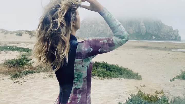 アシュリー・ハートのインスタグラム：「Expanding horizons, trying new things. Surfing in Morrow Bay @bodhiisattva 🤍 @kassiasurf #sustainible #wetsuit 🩱✨」