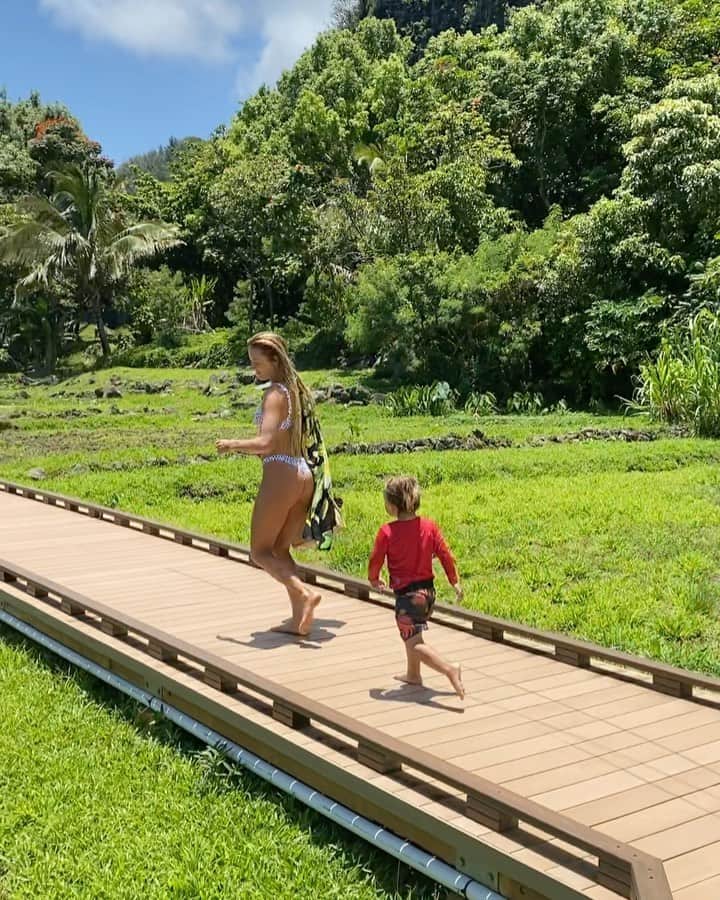 アラナ・ブランチャードのインスタグラム：「Fun morning looking for dinosaurs 🦖」