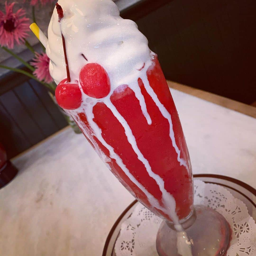 松野井雅（原紗央莉）さんのインスタグラム写真 - (松野井雅（原紗央莉）Instagram)「🍒🍨❤️❤️❤️🧚‍♀️💚🇱🇷 ・ ・ @hohokamdiner #hohokamdiner ﻿#原宿カフェ #東京カフェ #followme #f4f #i4i #cafe #cafestagram #creamsoda #red #instagood #summer #tokyo #cherry #like4like #instalike #instamood #sweet #soda #float #softicecream #drink #myboom #カフェ巡り #クリームソーダ巡り #クリームソーダ部」7月22日 8時59分 - miyavimatsunoi