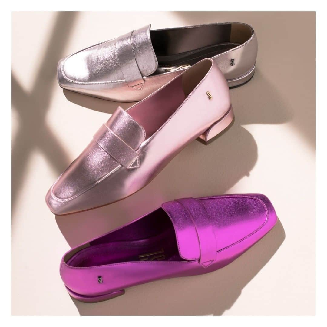 Santa Lollaさんのインスタグラム写真 - (Santa LollaInstagram)「Item-chave para criar looks modernos, o loafer com acabamento metalizado tem atitude de sobra. Qual a sua cor favorita? [ R$169,90 cada ]  #newin #glammetal #santalollaverao21 #santalollapreview」7月22日 9時01分 - santa_lolla