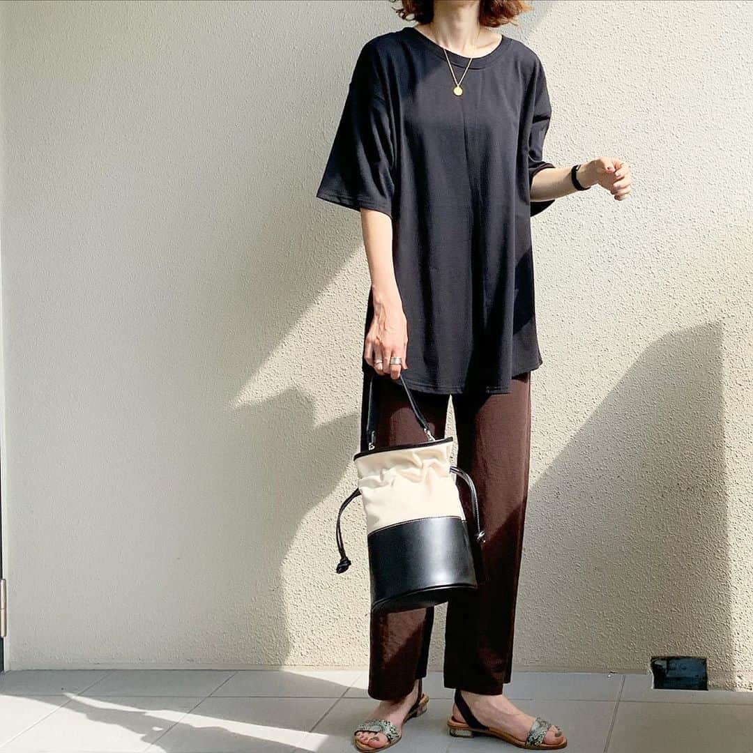 のインスタグラム：「・ 2020.7.22 ・ @reca.rakuten リサイクルコットンを使用したtシャツ🤗 リサイクルコットンとは 糸を使った綿の余りや縫製工場で出た切れ端などを集めて糸にして編んで出来た布の事なんだってー✨ だから風合いと色合いに個性が出る素材なんだそう😊 ・ ・ 前から見るとシンプルだけど 後はスリットがあって可愛いい♡ なのに何枚か撮ってもらったけど スリットが分かりにくいのしかなかった🥺💦 ・ ・ #reca#recaコーデ#gu#ジーユー#カットソーストレートパンツ#handm#エイチアンドエム ・ ・ アイテム詳細はトップページのPARTEから飛べます✨・ ・」
