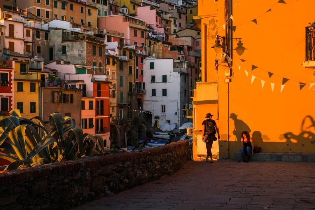 National Geographic Travelさんのインスタグラム写真 - (National Geographic TravelInstagram)「Photo by @francescolastrucci  The sunset illuminates the scenic pattern of colorful houses in Riomaggiore, the easternmost of the five consecutive villages of the Cinque Terre, built on the steep eastern cliffs of the Liguria region. Follow me @francescolastrucci for more places, daily life, and stories from around the world. #italy #pattern #dailylife」7月22日 9時05分 - natgeotravel