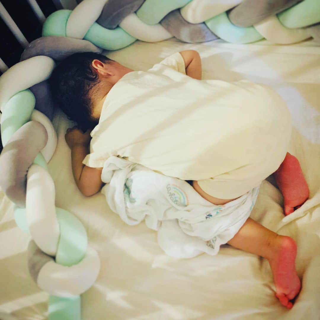 のインスタグラム：「最近流行りの寝相。  暑そう… そして 苦しくないの？笑  #10months #myson #baby #fullofenergy  #days #goodnight #goodmorning #love #life #thanks」