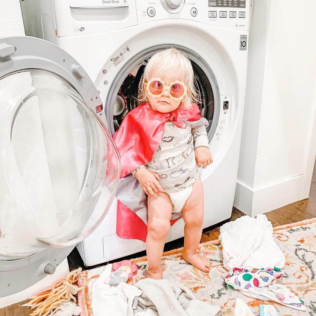 The Honest Companyさんのインスタグラム写真 - (The Honest CompanyInstagram)「Having an Honest little super helper really takes a load off the To-Do list... 🧺📸: @rubybyrds⁣ #HonestCompany⁣ ⁣⁣ Which chores does your little one like to help you with?」7月22日 9時15分 - honest
