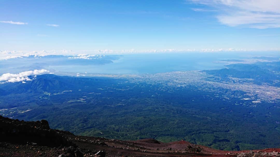 桜花さんのインスタグラム写真 - (桜花Instagram)「おはようございマウンテン🗻🍀  本日もナイスな１日にいたしましょ✨  暑くなりそうなので水分補給こまめにしてください🌷🌷🌷  これは昨年の富士山🗻🌷  #おはようございます #おはようございマウンテン #goodmorning  #morning #mountains  #mountain #mt.fuji  #富士山  #富士山からの景色」7月22日 9時16分 - mountainohka