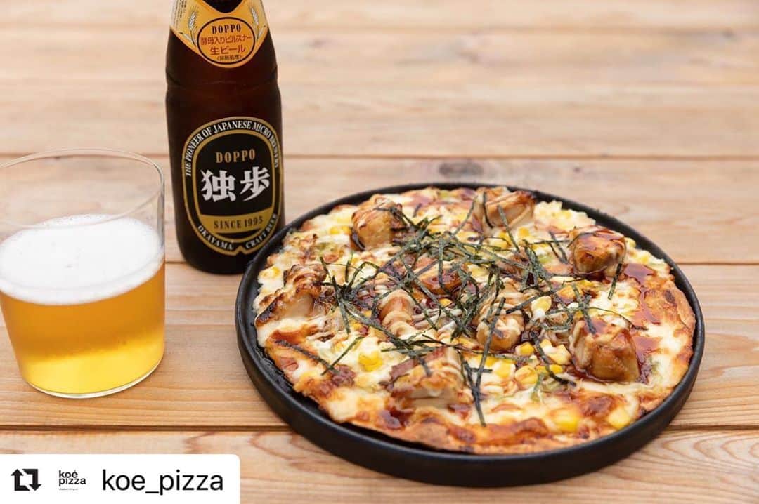 コエのインスタグラム：「. . 7月17日(金)スタート！  ビアガーデンでしか食べられない 限定ピッツァは、 「岡山産森林鶏の照り焼きチキンピッツァ」  大人も子供も大好きな照り焼きチキン。 甘辛な照り焼きソースとマヨネーズは ピッツァとの相性抜群です！  地産ビールと一緒に、ご堪能ください。  🍕 pizza & beer garden  7/17(fri)-9.30(wed)  ◯ピッツァ&ビアガーデンコース ¥4000+tax 〈地産ワイン飲み放題 +¥1000+tax〉 120分制飲み放題+前菜+サラダ+ピッツァ1枚+スイーツ  ◯キッズコース ¥2000+tax ピッツァ1枚+スイーツ+ソフトドリンク飲み放題  ※ピッツァは「koe pizzaの特製マルゲリータ」または「岡山産森林鶏の照り焼きチキンピッツァ」のお好きな方をお選びいただけます。 ※ビアガーデン期間中、定休日はございません。 ※雨天中止となります。予めご了承ください。  . 🍕koe pizza open：2020.6.19 fri address：岡山県岡山市北区石関町7 石山公園内 opening hours：July - September AM 10:00-PM 20:00  closed：水, 木 . . ＊koe pizzaでは、開放的な空間に加えて 手洗いの徹底やマスクの着用、ソーシャルディスタンスの確保など感染防止対策を徹底の上、営業いたします。 ＊ご予約は、お電話または食べログでも承っております。 . . #koe #koepizza #ethical #pizza #okayama #okayamapizza  #cafestagram #takeout #diningout #domainetetta #コエ #コエピザ #ピザ  #エシカル #岡山 #岡山グルメ #岡山カフェ #岡山レストラン#岡山ピザ  #地産地消 #吉田牧場 #チーズメルト #岡山観光 #石山公園 #岡山城 #後楽園 #ダイニングアウト #長場雄 #萬代基介 #ビアガーデン」