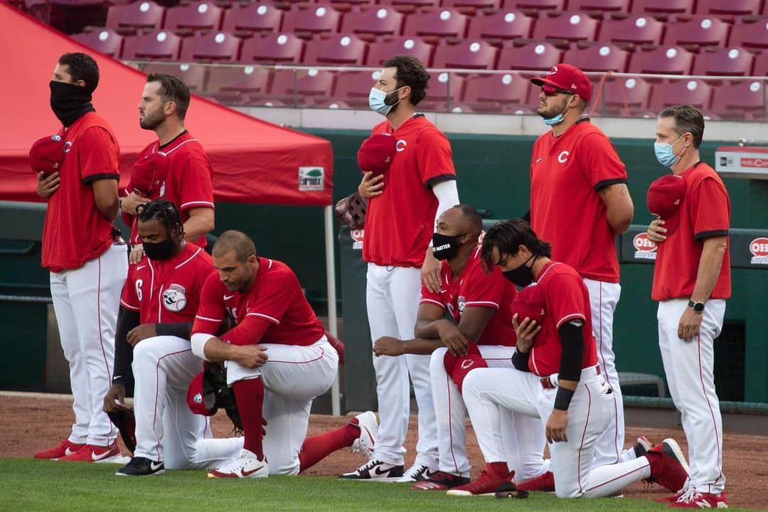 MLBさんのインスタグラム写真 - (MLBInstagram)「Members of the @Reds kneel during the National Anthem.」7月22日 9時34分 - mlb