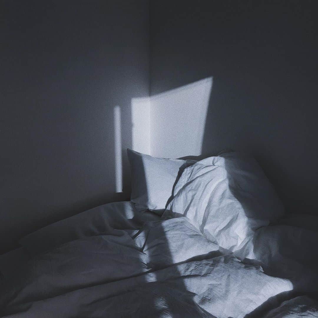 小林ようのインスタグラム：「. . #goodmorning #bedroom #小林寫眞室」