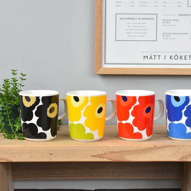 のインスタグラム：「. ＼キナリノモール／marimekko｜マグカップ . －－－－－－－－－ マリメッコのアイコン♪ウニッコ柄 . UNIKKOの定番色のレッド、ブルー、イエロー、ブラックのマグカップ。 パキッとしたmarimekkoらしさを感じる定番色は、テーブルを明るく彩ってくれそう。色違いで揃えても素敵です。 こちらは、ギフトにもおすすめ。ラッピングもご好評いただいておりますので、ぜひご利用ください＊ . －－－－－－－－－ https://kinarino-mall.jp/item-54563 . . ▶画像をタップすると詳細情報をご覧いただけます。 . ▶プロフィールの「インスタ掲載」ボタンから、ご紹介商品をまとめてご覧いただけます。→@kinarino_official . ▶キナリノアプリでも販売中！ 「お買いもの」→「インスタグラム掲載アイテム」 　 ※ダウンロードはプロフィールリンクから→@kinarino_official . . #キナリノモール #キナリノ #丁寧な暮らし #暮らし #カップ #マグカップ #マリメッコ #ウニッコ #コップ #おもてなし #おやつ #食卓 #ティータイム #おうちカフェ #cortina #marimekko #UNIKKO #CUP #mugcup #cafe #table #instagood .」