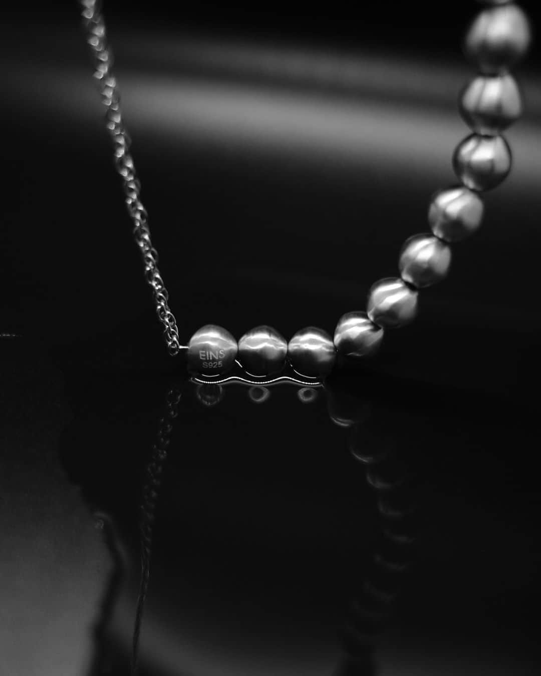 滝沢結貴のインスタグラム：「EINS by Grossé x TOMOYUKI IWANAMI ﻿ Collaboration Jewelry ﻿ ﻿ LAとNYで活躍の国際クリエイター﻿ TOMOYUKI IWANAMI 氏とタッグを組み﻿ シルバーを磨きこみブラックパールに見立てた﻿ ジュエリーを制作しました。 ﻿ 企画から約2年の歳月をかけたEINS by Grossé ﻿ 初のコラボジュエリーが本日7/22より発売いたします。﻿ ﻿ EINS by Grossé x Tomoyuki Iwanami﻿ コラボレーションフェア﻿ 会期: 7/22(水)- 8/4 (火)﻿ 場所: 伊勢丹新宿店メンズ館 1階＝﻿ アクセサリー イベントスペース﻿ ﻿ ぜひ、お立ち寄りください🙌🏻✨」