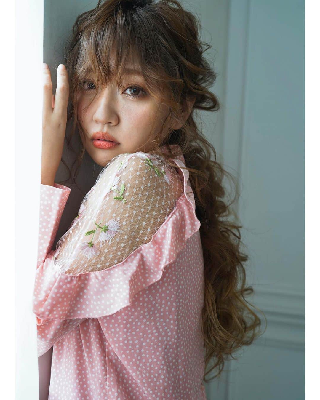 RabichePowのインスタグラム：「おはようございます❣️ 昨日のオンラインセミナーで配信させて頂いたスタイル💕 . @haircamp.jp  受講してくださった皆様 ありがとうございました❣️ . 今回はロングヘアーでのレクチャーでしたが ストレートアイロンを使用した 少ないベースでこれだけの動きを出すのも いくつかポイントを押さえるだけ♡ . 難しそうに見えると言う方も 何事もやってみないとわからないはず😊 . やってみたら意外とできた❤️ って言うくらいの感覚で良いと思うんです😊 . 是非チャレンジしてみてくださいね！ アーカイブ配信のお申し込み まだまだ受付中です🧡 . . #rabichepow#ヘアメイク#ラビッシュポー#ヘアキャンプ#オンラインセミナー#ヘアセット」