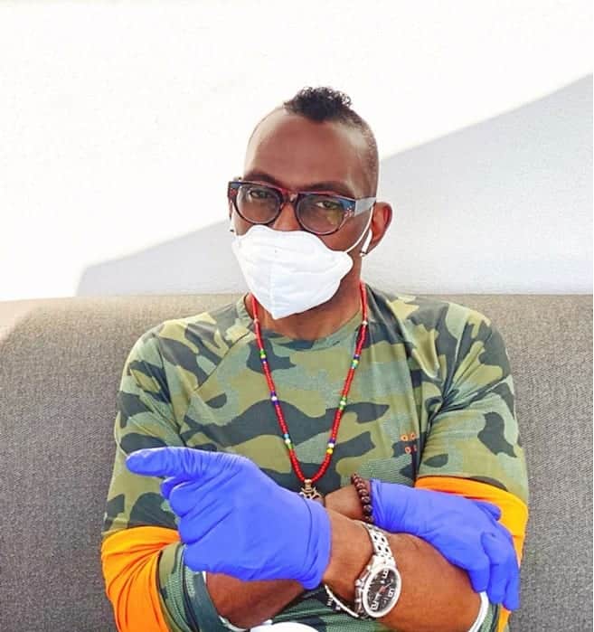 ランディ・ジャクソンのインスタグラム：「Born woke 💯 “waiting on the world to change” “I know a change gon come, oh yes it will!” 🌐 Rockin’ @zyloware Limited Edition Randy Frames, some purple gloves, & my N95! #staysafe #wearamask 🙏🏾⚠️」