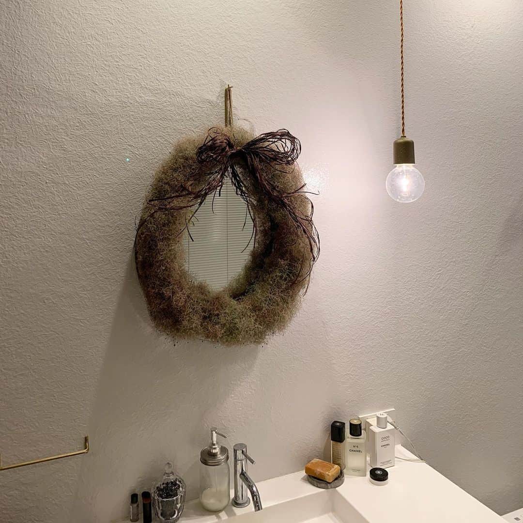 mitsuxmitsu24のインスタグラム：「Smoke tree 🌳  * * @inter_flower さんのトイレに飾ってあったスモークツリーのリースが可愛すぎて、同じようなリースをオーダーして作っていただきました。 ありがとうございます😊 * * #スモークツリー  #リース #インテリア #花のある暮らし  #植物のある暮らし  #バスルーム #インターフラワーデザインズ」