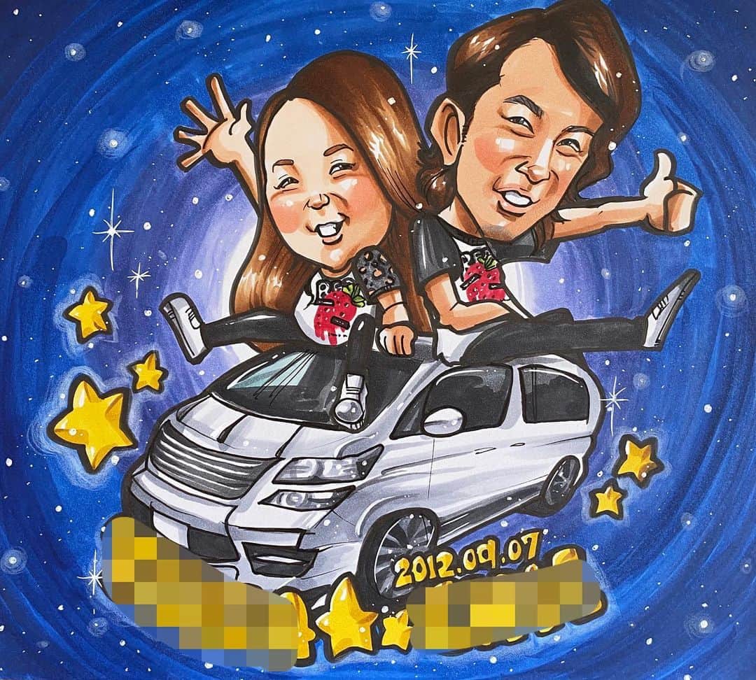 のインスタグラム：「. . . 先日の一枚目❤️ . . 二枚のご依頼でした⭐️✨ . . . こちらはご夫婦お二人で🧡✨ 背景には満面の星空🌃⭐️✨✨ . . . 愛車の上に座り夜空観察⭐️✨❤️❤️ . .  ❌❌現在は、予約受付終了してます❌❌ 。 . . .  2020年度ご予約のお客✨ 現在35番までの方へ案内中です🌟✨💕 DMの確認いただきgmailへ返信宜しくお願い致します🙇‍♀️🌟✨✨ . . . .  次回の予約応募は、2020年のご予約分を書き終える予定の 来年春から夏頃の、、、予定です。 ※あくまでも予定なので前後します🙇‍♀️ . . . .  オーダー再開の際には 人数制限あるため必ず予約ができるわけではございません。 そのことも踏まえた上で 次回ご検討いただけると嬉しいです(^^) . . また、結婚式の使用を考えてくださる方も多いです✨  前々からお伝えしていますが、 基本的に予約順に対応しているため、 近々の納期を希望される方は、 対応できないこともあるので、 あらかじめご了承ください💦 . . . . . ※今回予約が取れた方へ※ . .  写真がまだ用意できてない、入金が遅れそうなど、状況により、順番が前後することもございます‼️ あらかじめご了承ください。 。 . . . また、芸能人、キャラクターのオーダー、パロディ風オーダーはお断りしています。  芸能人については、ご本人様に直接プレゼントなどはOKです。 . . . . . . 💰料金表は過去投稿記事みてね❤💰 . . . . . ➡️ハッシュタグ⇨ goriking117料金表2019⬅️ . . ✨✨✨✨✨✨✨✨✨✨✨✨✨✨✨✨ @by.goriking のアカウントでは、 過去書かせて頂いたお客様方からの、 似顔絵のその後のお写真をいただき、 投稿しております^ - ^❤️❤️ 玄関に飾ってある似顔絵、 渡した瞬間のお写真、 ご本人とのお写真などなど💕 いろんな場面でのお写真お待ちしております^ - ^✨⭐️ . . . .  #似顔絵#pencildrawing#drawing#pencil#illust#painting#art#artwork#絵描きさんと繋がりたい#似顔絵師#gorikingの似顔絵屋さん#仲良し夫婦#お揃いコーデ#車好きな人と繋がりたい#車#car#toyota#トヨタ#夜空#星空#nightview#夫婦リンクコーデ#愛車#VELLFIRE#ヴェルファイア #comicart#anime#animeart#comicartist#animejapan」