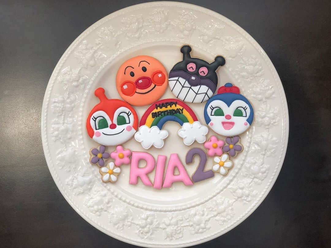 西木恵美里のインスタグラム：「New!!!!!👩🏻‍🍳  夫の前のチームメイトで 現在金沢で活躍中の下川陽太選手(@s_yota29 )の可愛すぎるお子さん、 りあちゃん(@riaco720 )のバースデークッキーを作らせてもらいました👏🏻🎀  アンパンが好きとのことで🥺💓 鮮やかに、ふだんより濃いめのカラーで仕上げました🥣✨  ケーキに飾り付けた写真も送ってくれたのですが🎂 4枚目以降見て😍 かわいすぎ😍 全部指がつん👆🏻💘  作らせてもらってありがとうございました〜🥳  #アイシングクッキー #アイシング #アンパンマン #アンパンマンクッキー #バイキンマン #ドキンちゃん #コキンちゃん #誕生日クッキー #バースデークッキー」
