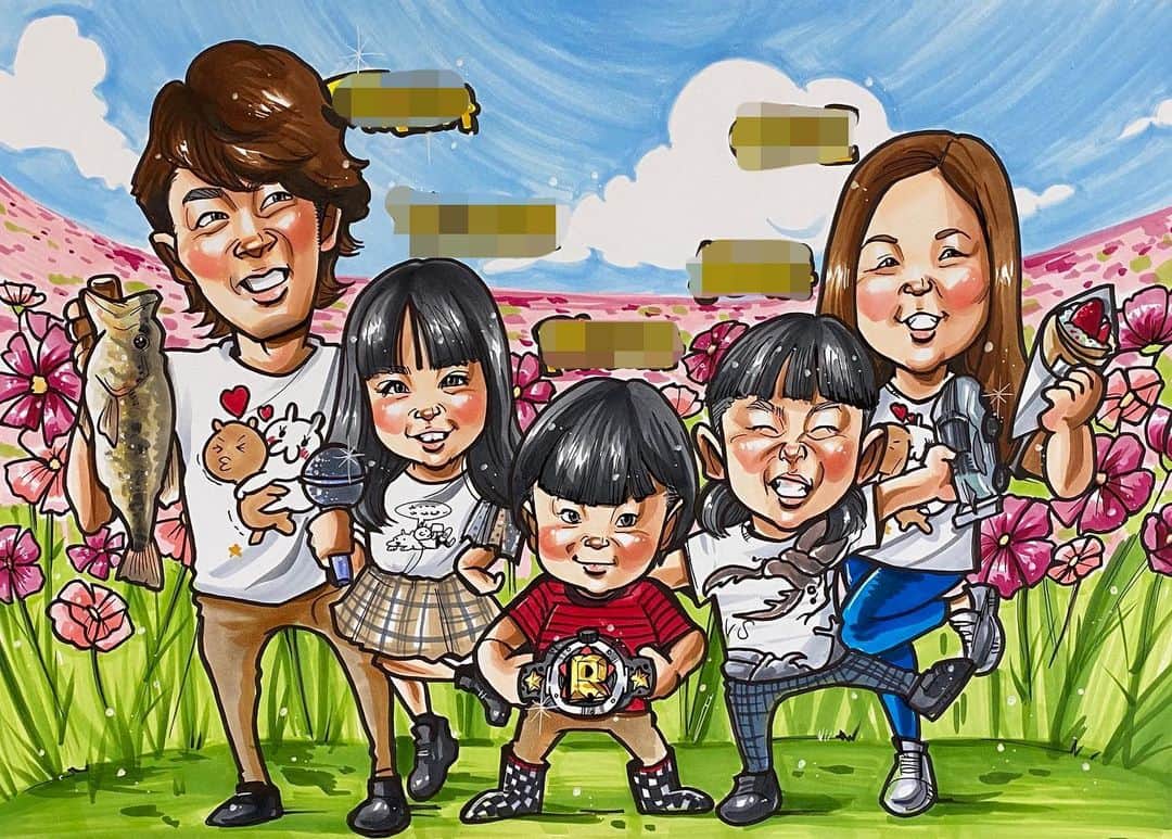 のインスタグラム：「. . . 同じ方からの2枚目❤️ . . Ａ３サイズでこちらは、 ご家族全員大集合🧡❤️💙 . . 背景にはもりもりの、コスモス畑🌸 ご家族は、それぞれのお気に入りの洋服を着て好きなものを持ってます👍✨  . . 次男さんには、 私オリジナルのイニシャル入りの変身ベルト💕w . . 賑やかな一枚となりとても喜んでもらえてよかったです🧡❤️💙 . . . 素敵なご依頼ありがとうございました🙇‍♀️✨ . .  ❌❌現在は、予約受付終了してます❌❌ 。 . . .  2020年度ご予約のお客✨ 現在35番までの方へ案内中です🌟✨💕 DMの確認いただきgmailへ返信宜しくお願い致します🙇‍♀️🌟✨✨ . . . .  次回の予約応募は、2020年のご予約分を書き終える予定の 来年春から夏頃の、、、予定です。 ※あくまでも予定なので前後します🙇‍♀️ . . . .  オーダー再開の際には 人数制限あるため必ず予約ができるわけではございません。 そのことも踏まえた上で 次回ご検討いただけると嬉しいです(^^) . . また、結婚式の使用を考えてくださる方も多いです✨  前々からお伝えしていますが、 基本的に予約順に対応しているため、 近々の納期を希望される方は、 対応できないこともあるので、 あらかじめご了承ください💦 . . . . . ※今回予約が取れた方へ※ . .  写真がまだ用意できてない、入金が遅れそうなど、状況により、順番が前後することもございます‼️ あらかじめご了承ください。 。 . . . また、芸能人、キャラクターのオーダー、パロディ風オーダーはお断りしています。  芸能人については、ご本人様に直接プレゼントなどはOKです。 . . . . . . 💰料金表は過去投稿記事みてね❤💰 . . . . . ➡️ハッシュタグ⇨ goriking117料金表2019⬅️ . . ✨✨✨✨✨✨✨✨✨✨✨✨✨✨✨✨ @by.goriking のアカウントでは、 過去書かせて頂いたお客様方からの、 似顔絵のその後のお写真をいただき、 投稿しております^ - ^❤️❤️ 玄関に飾ってある似顔絵、 渡した瞬間のお写真、 ご本人とのお写真などなど💕 いろんな場面でのお写真お待ちしております^ - ^✨⭐️ . . . .  #似顔絵#pencildrawing#drawing#pencil#illust#painting#art#artwork#絵描きさんと繋がりたい#似顔絵師#gorikingの似顔絵屋さん#仲良し兄弟#姉弟#記念#brother#brothers#３人姉弟#子供#kids#kidsfashion#kids_japan#可愛い#コスモス#コスモス畑#花#comicart#anime#animeart#comicartist#animejapan」