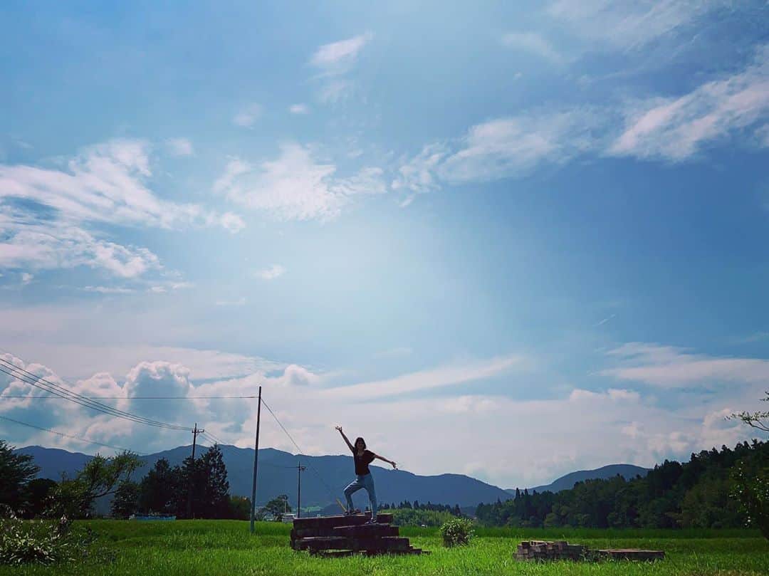 小板奈央美のインスタグラム：「リフレッシュ完了☺︎ また来るぜ🏔 ・ ・ 来た1ヶ月前は、県の移動が緩和されたはずだったのになぁ。 また不要不急の外出禁止だね。 変わらず気を引き締めていきます！！ ・ ・  #小板奈央美 #こいたチャン #見事な逆光」
