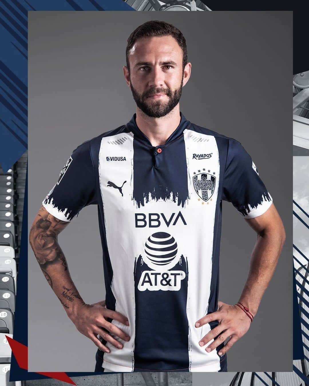 ミゲル・ラジュンのインスタグラム：「Lista nuestro nuevo uniforme para el torneo!! 🤩🤩 . ¿Qué opinas del jersey? 🔵⚪️ #jersey #rayados #futbol #soccer」