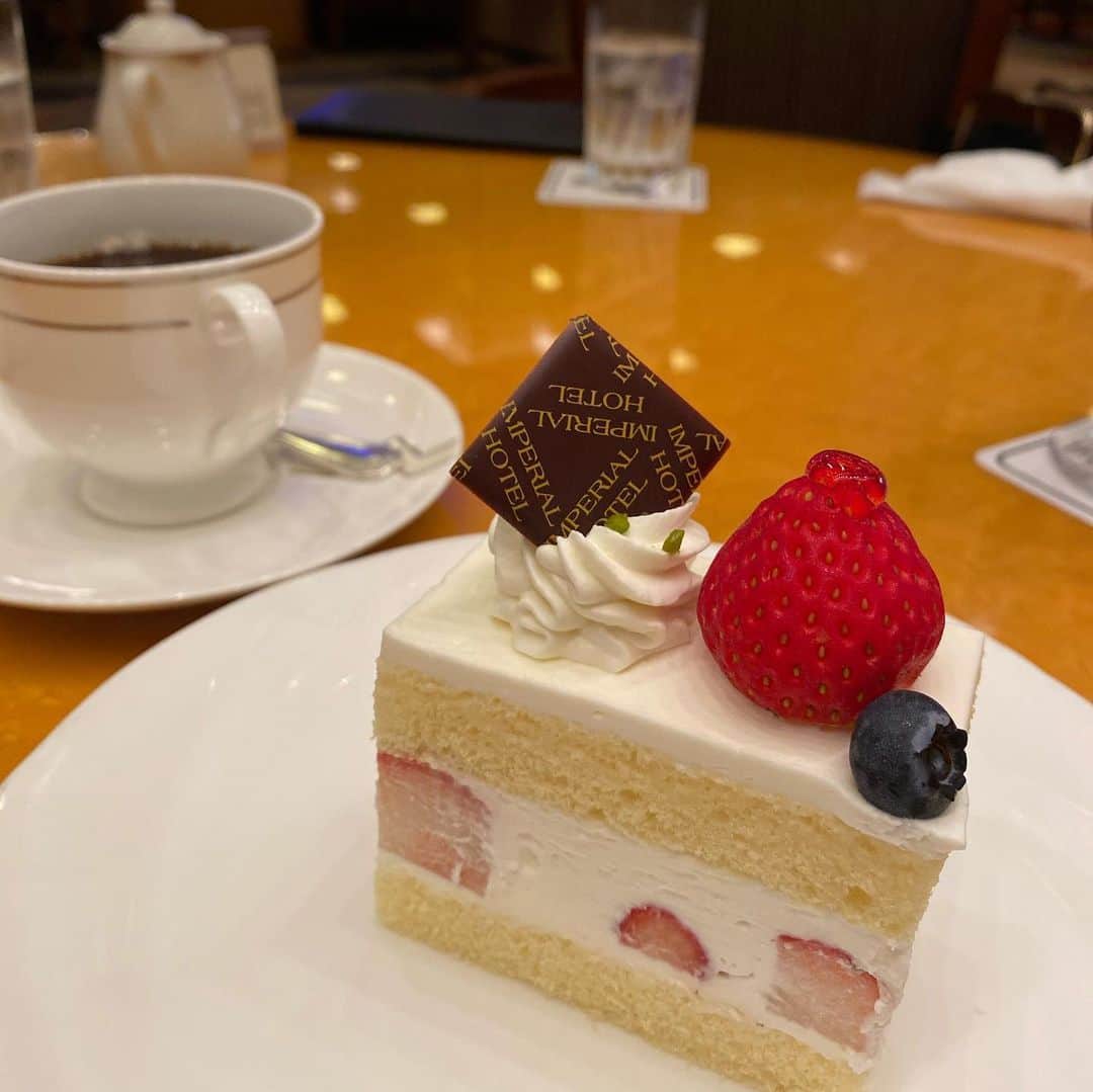 築山可奈さんのインスタグラム写真 - (築山可奈Instagram)「帝国ホテルでお茶☕💭💕 優雅な気分✨✨ #帝国ホテル #ランデブーラウンジ #ショートケーキ #カフェ #ラウンジ #アフタヌーンティー #セレブな気分」7月22日 10時42分 - kana.tsukiyama