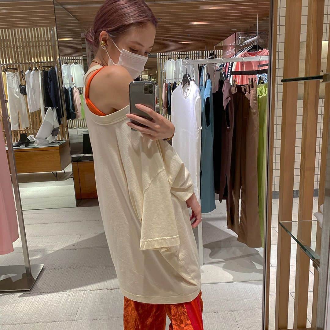 福地夏未のインスタグラム：「💓 editionのキャミをポイントに 変形カットソーからチラ見せ ✔︎ _ #edition_jp #maisonmargiela #koche #sacai #pinkhair #orange #変形カットソー #キャミソール」