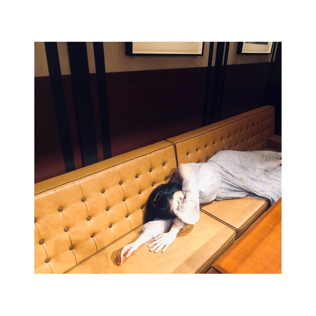 城南海さんのインスタグラム写真 - (城南海Instagram)「・ ・ FURFURのワンピースが夜空みたいにキラキラしていてとても可愛かった🌟 ・ ・ #オフショット #furfur #onepiece  #ホワイトグレー #金平糖イヤリング #金ピン で #夏の大三角形 #4枚目は燃え尽きたところ」7月22日 10時44分 - kizukiminami