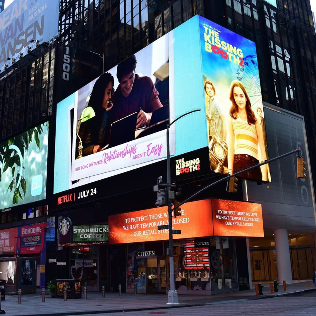 メイジー・リチャードソン・セラーズのインスタグラム：「Oh hello Times Square.. the final countdown 🧜🏿‍♀️ 3 days! @thekissingboothnetflix」