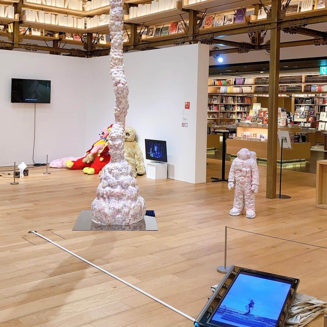 銀座 蔦屋書店さんのインスタグラム写真 - (銀座 蔦屋書店Instagram)「展覧会「EXPOSITION ー来るべきアート art to comeー」、本日から銀座 蔦屋書店 GINZA ATRIUMで開催です。﻿ 東京藝術大学在籍、出身の気鋭アーティストたちの作品をぜひ間近でご覧ください。会期は8月9日(日)まで。 ﻿ ﻿ 参加アーティスト﻿ #磯崎隼士 （絵画）﻿ #UMMMI . /石原 海（映画）﻿ #木村知史 （彫刻）﻿ #敷地理 （ダンス・パフォーマンス）﻿ #敷根功士朗 （映像・インスタレーション）﻿ #下大沢駿 （彫刻・インスタレーション）﻿ #成彧 #ChengYu （インスタレーション）﻿ #田村なみちえ （造形・インスタレーション）﻿ #布施琳太郎 （絵画・インスタレーション）﻿ ﻿ 会期：2020年7月22日(水)～8月9日(日)﻿ ※会期は変更になる場合もございます。﻿ 会場：銀座 蔦屋書店GINZA ATRIUM(イベントスペース)﻿ 時間：10:30〜20:30﻿ 電話：03-3575-7755﻿ 料金：無料﻿ 主催：銀座 蔦屋書店﻿ ﻿ ﻿ #東京藝術大学 #東京芸術大学 #藝大 #絵画展 #映像作品 #インスタレーション #ダンスパフォーマンス #彫刻 #コンテンポラリーアート #現代美術 #現代アート #tokyouniversityofthearts #contemporaryart #contemporaryartist #ginzasix #銀座 #蔦屋書店 #ginza #銀座蔦屋書店 #ginzatsutayabooks」7月22日 11時05分 - ginza_tsutayabooks