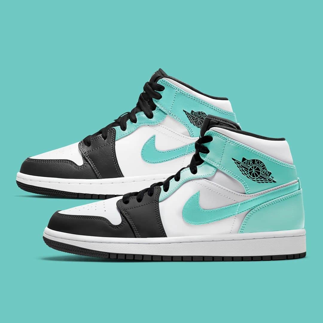 Sneaker Newsさんのインスタグラム写真 - (Sneaker NewsInstagram)「More tropical vibes appear on the Air Jordan 1 Mid as the classic "black toe" gets paired with an aqua-toned igloo green. For a closer look at both adult and kids sizes, hit the link in our bio.」7月22日 11時01分 - sneakernews